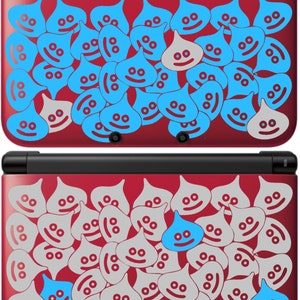 Op de afbeelding: Een rode Nintendo 3DS XL handheld-gameconsole met een blauw en grijs slijmmotief. De console heeft een boven- en onderscherm en een ronde knop aan de rechterkant.