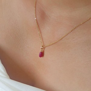 Collier à breloques en rubis doré, bijoux en rubis délicats, petit pendentif en cristal de rubis, rubis rouge, bijoux en cristal véritable, cadeau pour pierre de naissance de juillet