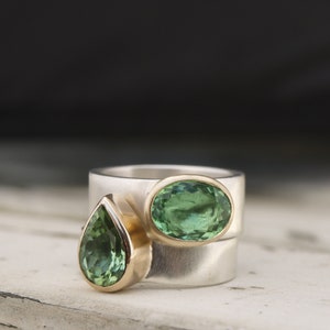 Oval grön turmalinring i återvunnet silver och guld bild 3