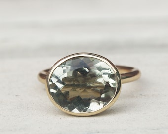 Anillo apilable de amatista verde de 4 quilates en oro reciclado de 9 quilates.