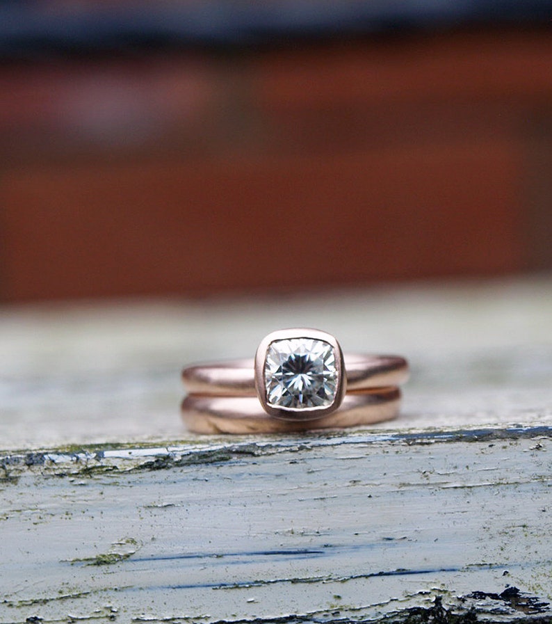 Recyceltes Rosegold 1 ct Forever One Moissanit Ring Set, Kissenschliff Verlobungsring Set Bild 3