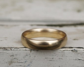 Ethical 5mm wide 9ct recycled yellow gold wedding band