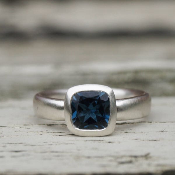 Anillo de topacio azul de Londres hecho a mano: plata de ley con corte cojín