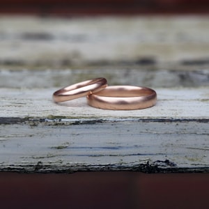 Juego de anillo de boda de oro rosa reciclado, juego de anillo de bodas de oro rojo ético imagen 1