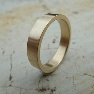 Recycled 9ct yellow gold wedding band