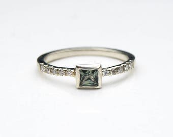 Anillo de zafiro verde y diamantes: oro de 9 quilates, talla princesa