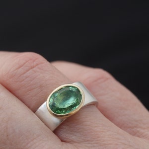 Oval grön turmalinring i återvunnet silver och guld bild 1