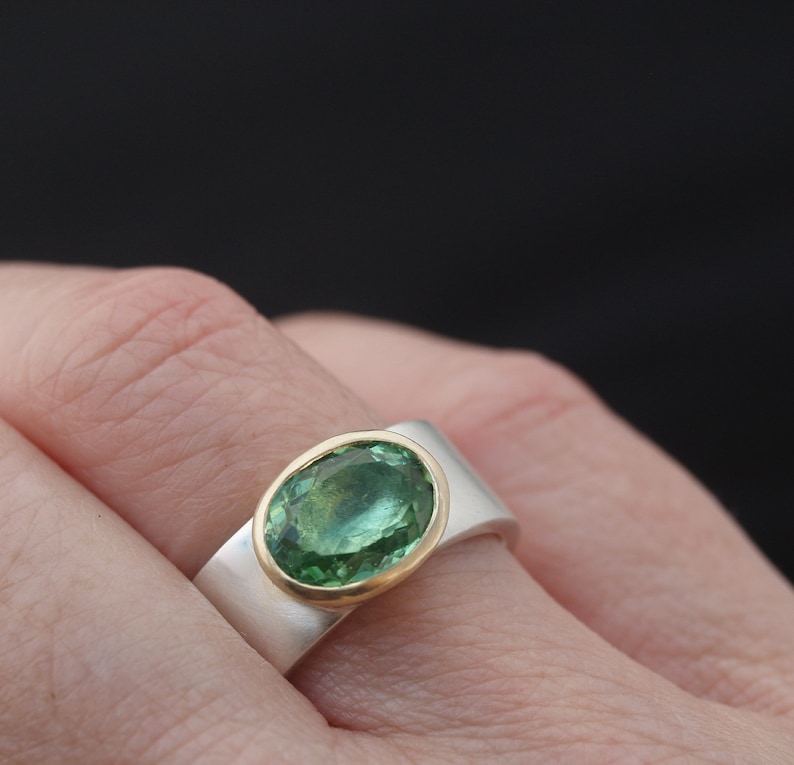 Oval grön turmalinring i återvunnet silver och guld bild 1