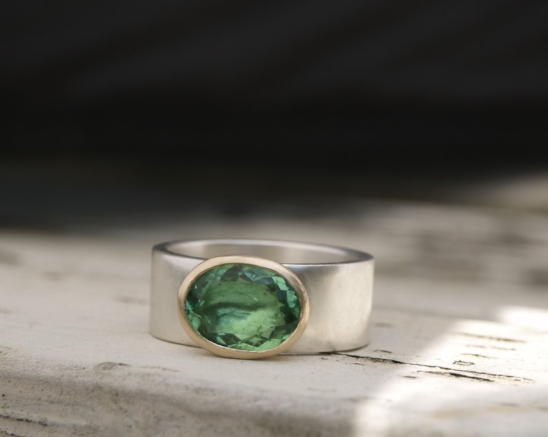 Oval grön turmalinring i återvunnet silver och guld bild 2