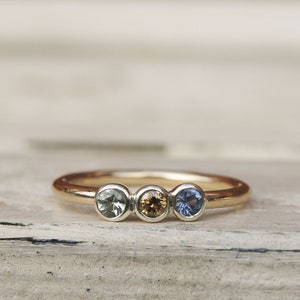 Anello trilogia in zaffiro e diamanti champagne in oro riciclato