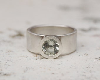 Anillo ancho de plata reciclada con amatista verde