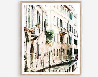Puede incluir: Una pintura de acuarela de un canal estrecho en Venecia, Italia. Los edificios que bordean el canal están pintados en tonos de blanco, beige y marrón. El agua es de color azul claro y hay plantas verdes que crecen en los edificios.