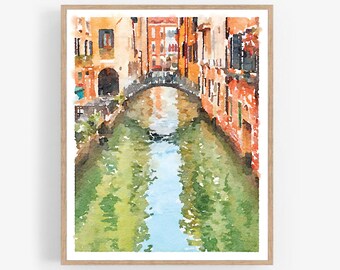 Puede incluir: Pintura acuarela de un canal en Venecia, Italia. El canal está bordeado de edificios coloridos y un puente cruza el agua. El agua es de color azul claro y refleja los edificios y el cielo.