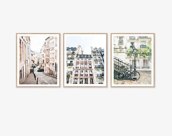 Könnte beinhalten: Ein Set aus drei Aquarellbildern, die Pariser Straßenszenen darstellen. Das erste Bild zeigt eine enge Straße, die von Gebäuden gesäumt ist, das zweite zeigt eine Nahaufnahme eines Gebäudes mit Fenstern, und das dritte zeigt ein Fahrrad, das vor einem Gebäude geparkt ist.