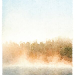 K&ouml;nnte beinhalten: Ein Aquarellbild einer nebeligen Waldszene mit hellblauem Himmel und einem braunen Fluss im Vordergrund.