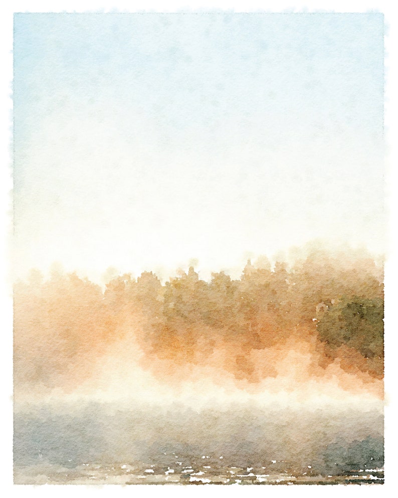 K&ouml;nnte beinhalten: Ein Aquarellbild einer nebeligen Waldszene mit hellblauem Himmel und einem braunen Fluss im Vordergrund.