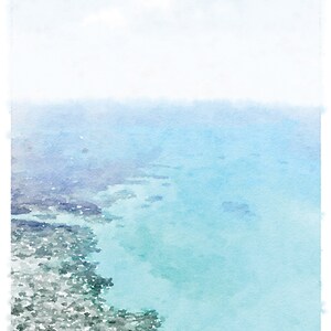 以下が含まれることがあります： 薄い青色の空と海を背景にした水彩画の海の風景。水は手前に薄い青色、奥に濃い青色で描かれている。海岸線は灰色で岩場になっている。