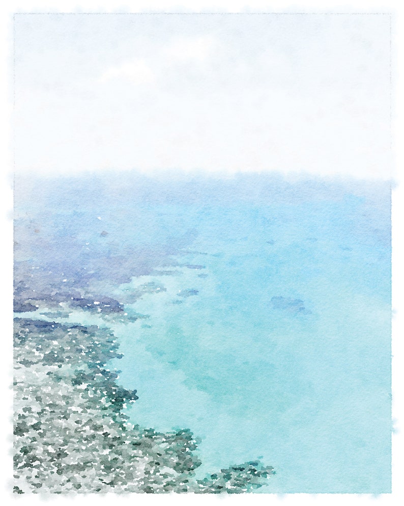 以下が含まれることがあります： 薄い青色の空と海を背景にした水彩画の海の風景。水は手前に薄い青色、奥に濃い青色で描かれている。海岸線は灰色で岩場になっている。