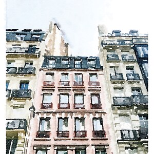 Puede incluir: Una pintura de acuarela de un edificio parisino con una fachada rosa y ventanas negras. El edificio est&aacute; rodeado de otros edificios con fachadas blancas y ventanas negras.