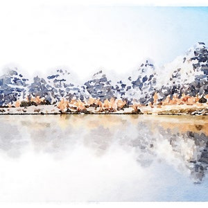 K&ouml;nnte beinhalten: Ein Aquarellbild einer Bergkette, die sich in einem stillen See spiegelt. Die Berge sind schneebedeckt und der See ist hellblau.
