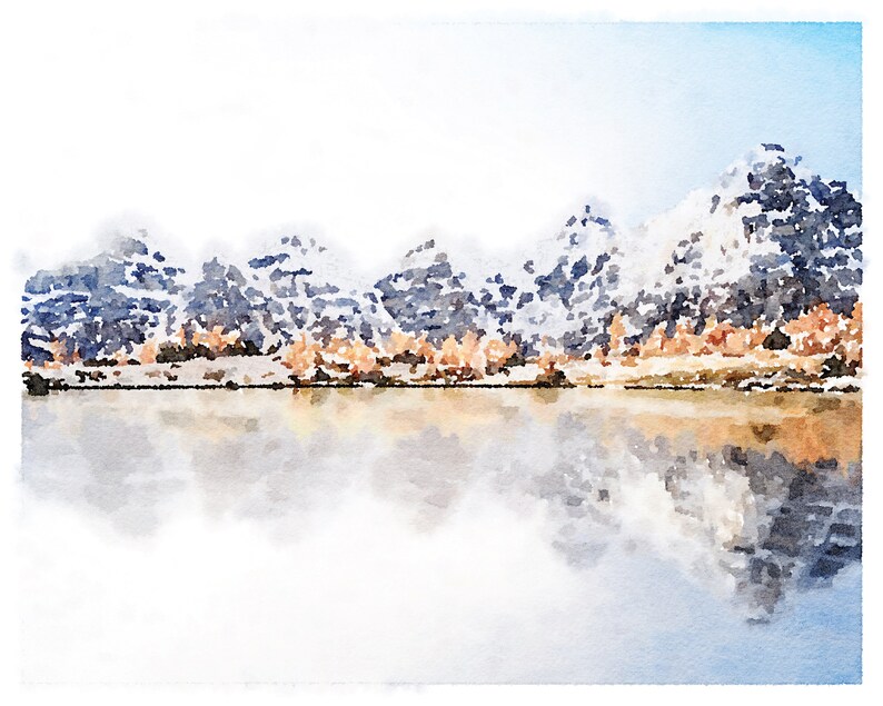 K&ouml;nnte beinhalten: Ein Aquarellbild einer Bergkette, die sich in einem stillen See spiegelt. Die Berge sind schneebedeckt und der See ist hellblau.