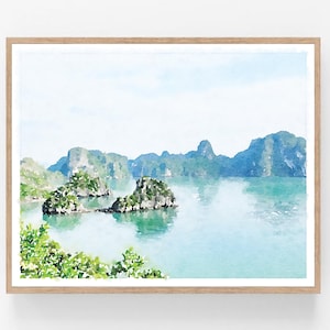 Puede incluir: Impresión en acuarela de un sereno paisaje marino con agua turquesa e islas verdes. La obra de arte está enmarcada en un marco de madera clara, evocando una sensación de tranquilidad y belleza natural. La pintura captura la esencia de un paisaje costero.