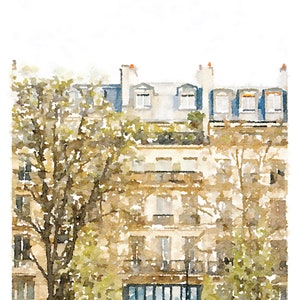 Puede incluir: Una pintura de acuarela de un edificio parisino con un &aacute;rbol en frente. El edificio es beige con marcos de ventanas azules y un techo marr&oacute;n. El &aacute;rbol es verde y marr&oacute;n con un tronco blanco.