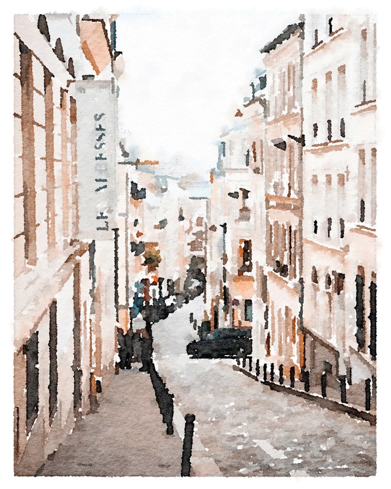 Puede incluir: Una pintura de acuarela de una calle estrecha en una ciudad europea. La calle est&aacute; bordeada de edificios altos con paredes blancas y marcos de ventanas marrones. La calle est&aacute; vac&iacute;a, excepto por unos pocos coches aparcados en el lateral. La calle sube en pendiente y los edificios del lado izquierdo de la calle tienen un cartel que dice "La Versace".
