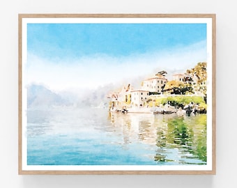 Peut inclure: Une peinture à l'aquarelle d'un village au bord d'un lac avec des bâtiments en jaune et blanc doux, entourés d'arbres verdoyants. L'eau est d'un bleu clair avec des reflets des bâtiments et des arbres. Le ciel est d'un bleu pâle avec un effet aquarelle flou.