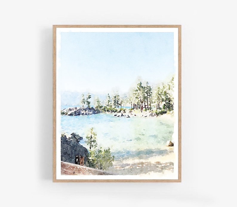 以下が含まれることがあります： 木と岩のある湖の風景を描いた水彩画。水は薄い青と緑の色で、空は薄い青。木は濃い緑で、岩は灰色です。