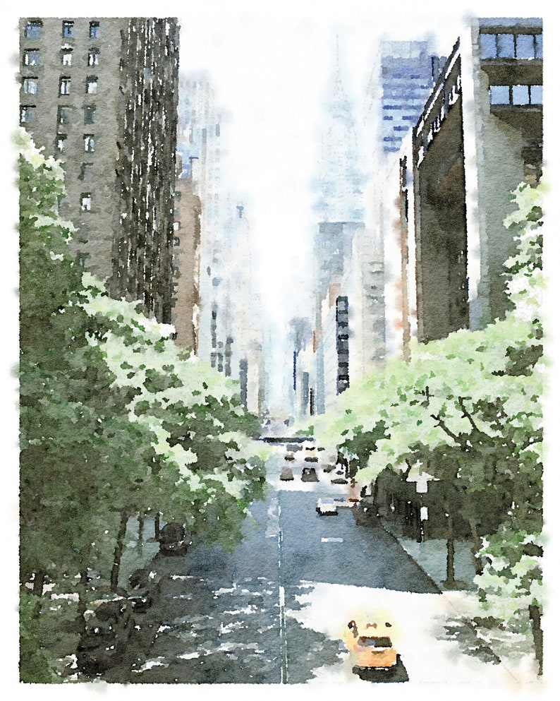 K&ouml;nnte beinhalten: Aquarellmalerei einer Stadtstra&szlig;enszene. Hohe Geb&auml;ude s&auml;umen die Stra&szlig;e, mit gr&uuml;nen B&auml;umen auf beiden Seiten. Autos und ein gelbes Taxi sind auf der Stra&szlig;e zu sehen. Der Himmel ist hell.