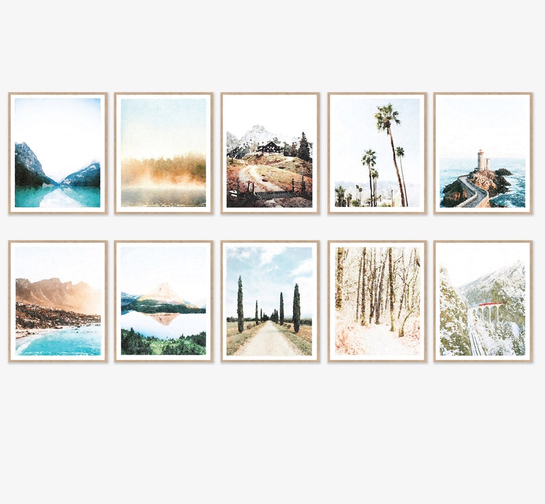 K&ouml;nnte beinhalten: Set von 10 gerahmten Aquarell-Landschaftsdrucken mit verschiedenen malerischen Ansichten, darunter Berge, Seen, W&auml;lder und ein Leuchtturm. Die Drucke sind in einer ged&auml;mpften Farbpalette mit einem Vintage-Look gehalten.