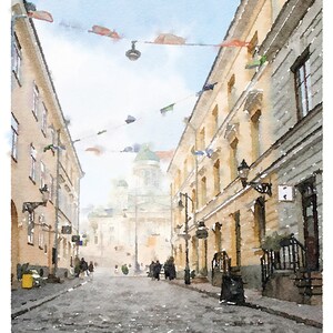 Puede incluir: Una pintura de acuarela de una calle estrecha en una ciudad europea. La calle est&aacute; bordeada de edificios altos y hay banderas colgadas a trav&eacute;s de la calle. En la distancia, se puede ver un gran edificio con una c&uacute;pula.