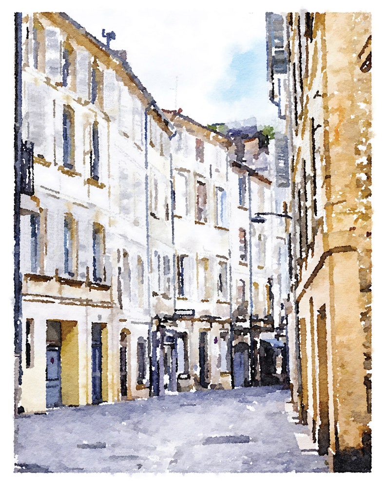 Puede incluir: Una pintura de acuarela de una calle estrecha en una ciudad europea. Los edificios son blancos con molduras marrones y tienen muchas ventanas. La calle est&aacute; vac&iacute;a y el cielo es azul.