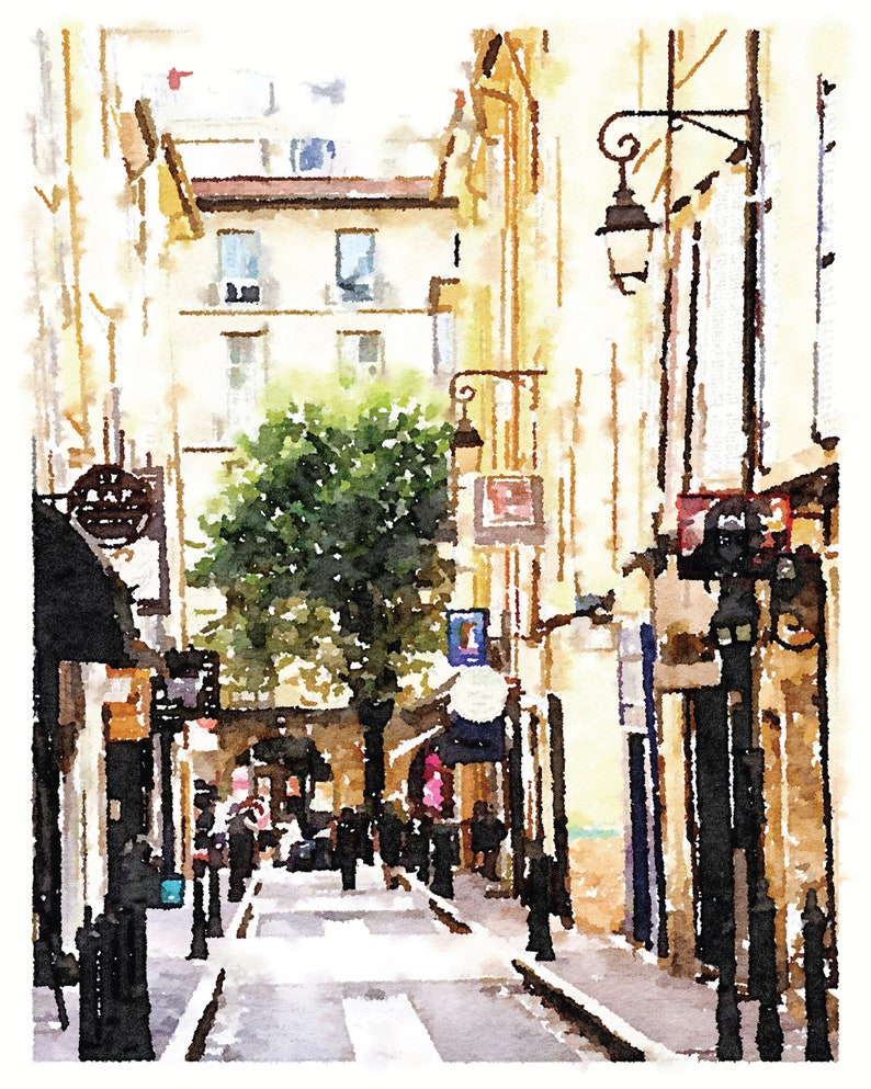 Puede incluir: Una pintura de acuarela de una calle estrecha en Par&iacute;s, Francia. La calle est&aacute; bordeada de edificios y tiendas. Hay gente caminando por la calle. Los edificios est&aacute;n pintados en tonos de amarillo y marr&oacute;n. La calle est&aacute; pavimentada con adoquines. Hay &aacute;rboles a ambos lados de la calle. El cielo es azul.