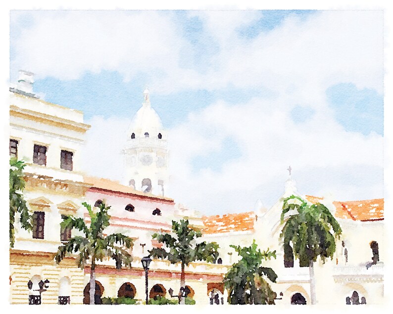 Pode incluir: Pintura em aquarela de uma pra&ccedil;a da cidade com edif&iacute;cios em tons de branco, bege e p&ecirc;ssego. Palmeiras e uma torre com c&uacute;pula se destacam contra um c&eacute;u azul nublado. O estilo &eacute; suave e art&iacute;stico.