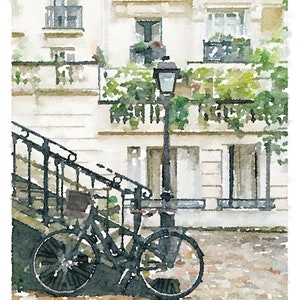 Puede incluir: Una bicicleta negra est&aacute; aparcada en una calle adoquinada frente a un edificio blanco con balcones. El edificio tiene una est&eacute;tica vintage, como una acuarela.