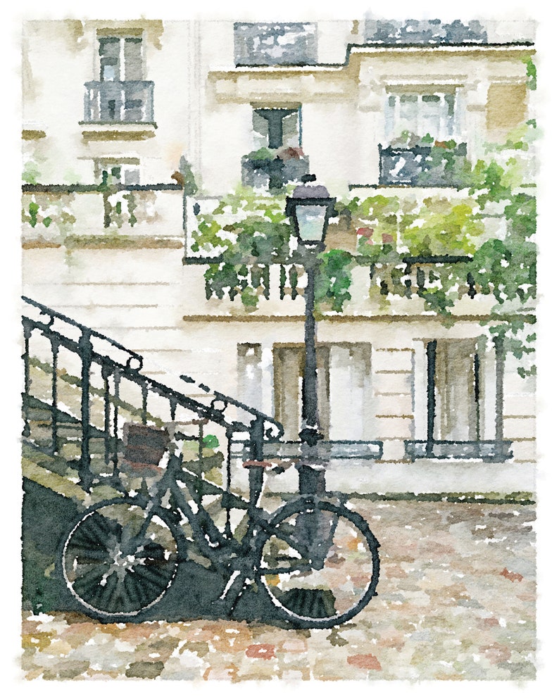 Puede incluir: Una bicicleta negra est&aacute; aparcada en una calle adoquinada frente a un edificio blanco con balcones. El edificio tiene una est&eacute;tica vintage, como una acuarela.