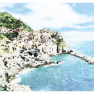 K&ouml;nnte beinhalten: Ein Aquarellbild einer K&uuml;stenstadt, die auf einer Klippe &uuml;ber dem Meer erbaut ist. Die Stadt ist in Rosa-, Gelb- und Wei&szlig;t&ouml;nen gemalt, mit einem gr&uuml;nen H&uuml;gel dahinter. Das Meer ist leuchtend blau, mit wei&szlig;en Schaumkronen und einer felsigen K&uuml;ste.