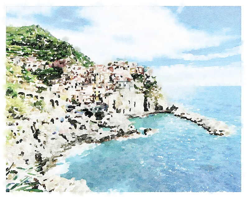 K&ouml;nnte beinhalten: Ein Aquarellbild einer K&uuml;stenstadt, die auf einer Klippe &uuml;ber dem Meer erbaut ist. Die Stadt ist in Rosa-, Gelb- und Wei&szlig;t&ouml;nen gemalt, mit einem gr&uuml;nen H&uuml;gel dahinter. Das Meer ist leuchtend blau, mit wei&szlig;en Schaumkronen und einer felsigen K&uuml;ste.