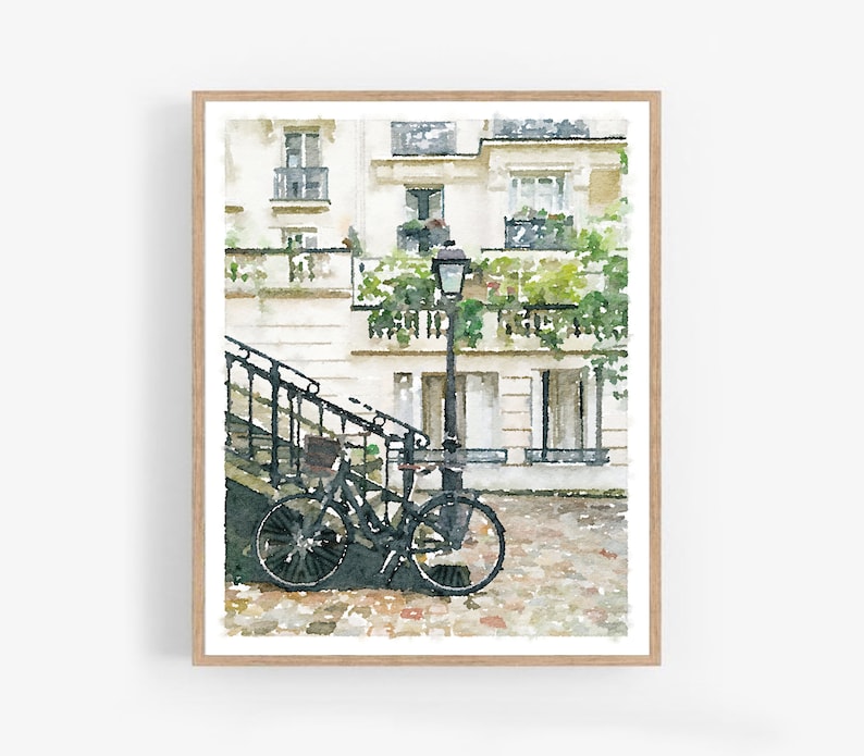 Puede incluir: Una pintura de acuarela de una escena de calle parisina con una bicicleta negra estacionada frente a un edificio blanco con plantas verdes y una farola.