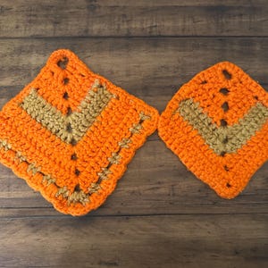 Juego de 2 agarraderas de ganchillo vintage, color naranja, dorado, estilo rústico, decoración de cocina otoñal de los años 70.