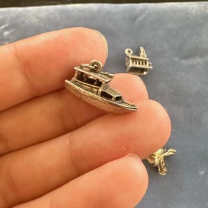 Peut inclure: Charme en argent d'un petit bateau avec une cabine, un charme populaire pour la fabrication de bijoux.