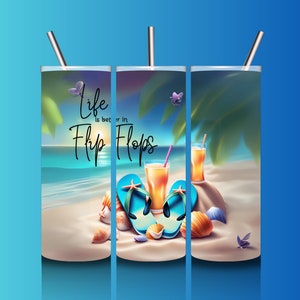Op de afbeelding: Een set van drie tumbler bekers met een strandscene en de tekst "Life is better in Flip Flops". De scène bevat blauwe slippers, een glas sinaasappelsap, schelpen en palmbomen.