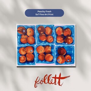 Puede incluir: Una impresión artística de 5x7 pulgadas titulada "Peachy Fresh", que representa una naturaleza muerta de melocotones. La obra muestra melocotones naranjas maduros en recipientes azules. La firma del artista es visible en la esquina inferior derecha.