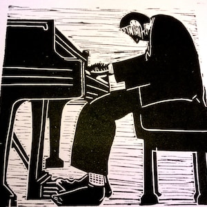 Pode incluir: Uma impressão em madeira em preto e branco de uma pessoa tocando um piano de cauda. A pessoa está sentada em um banco e sua mão direita está sobre as teclas. A mão esquerda não é visível. O piano está no fundo e a pessoa está em primeiro plano.