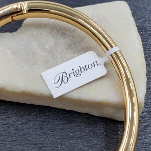 NEW Brighton Interlok Single Knot Gold Hinged Bangle afbeelding 5