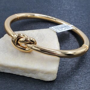 NEW Brighton Interlok Single Knot Gold Hinged Bangle afbeelding 3