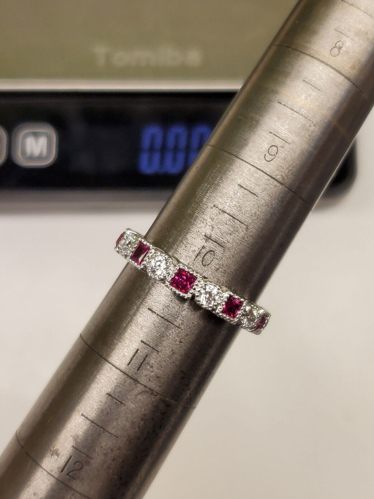 Anello Art Déco a fiocco stilizzato in oro, platino, diamanti, rubini, (1927-30) - Gallery