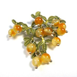 Vintage Delicate Yellow Berries & Green Leaves Brooch Classic Feminine Elegance retry jewelry fashion accessories